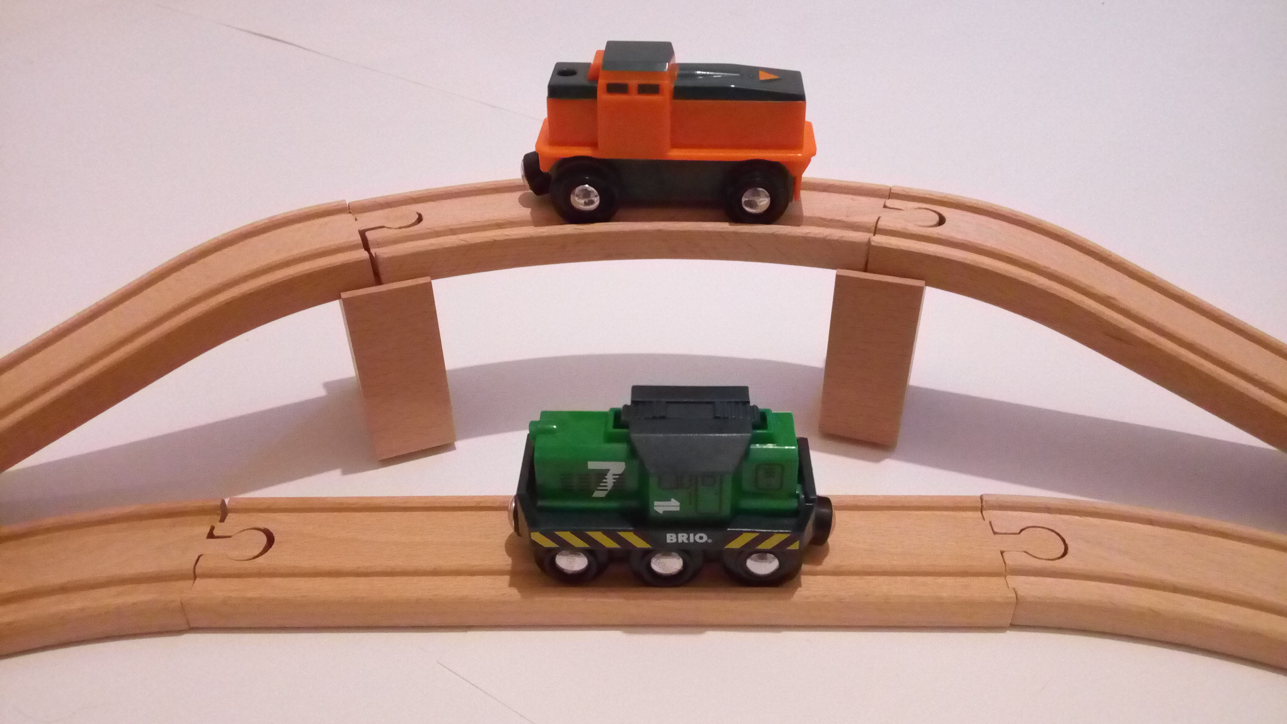 Сравнение железная дорога. Оранжевый поезд игрушка из Брио. Брио игрушка автобус. Железная дорога стрела фермер.